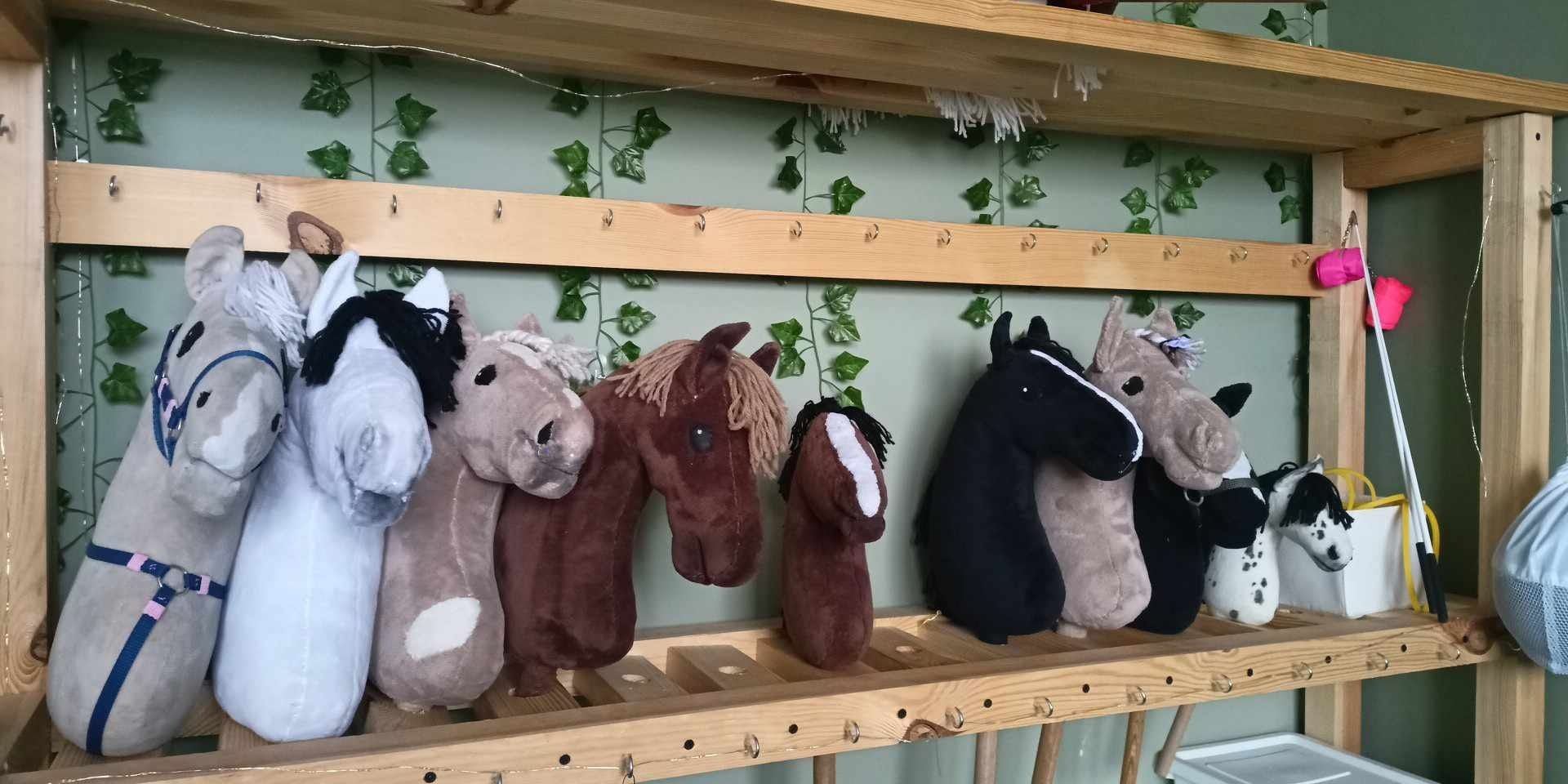 Stajnia drewniana z oświetleniem konie hobby horse
