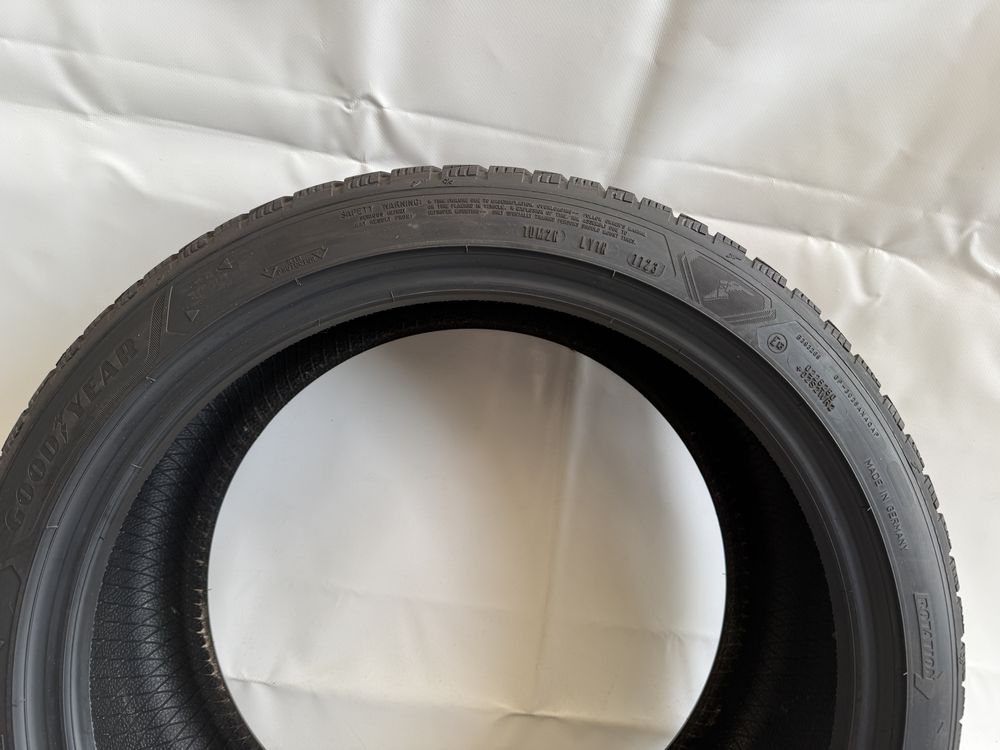 235/40/18 Goodyear UltraGrip Performance 3 95V 2023R (122)