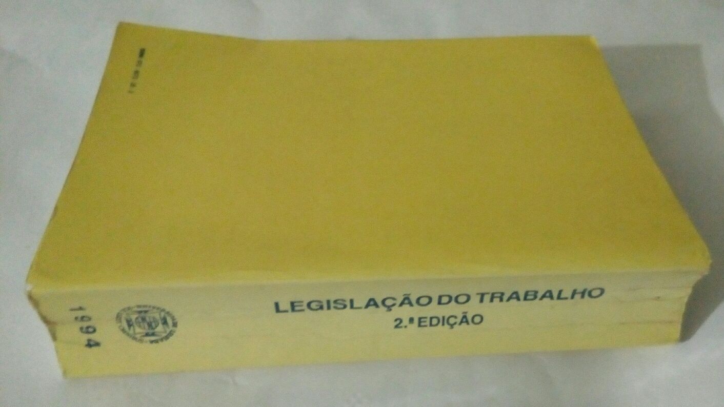 Lote de livros técnicos da área de Direito
