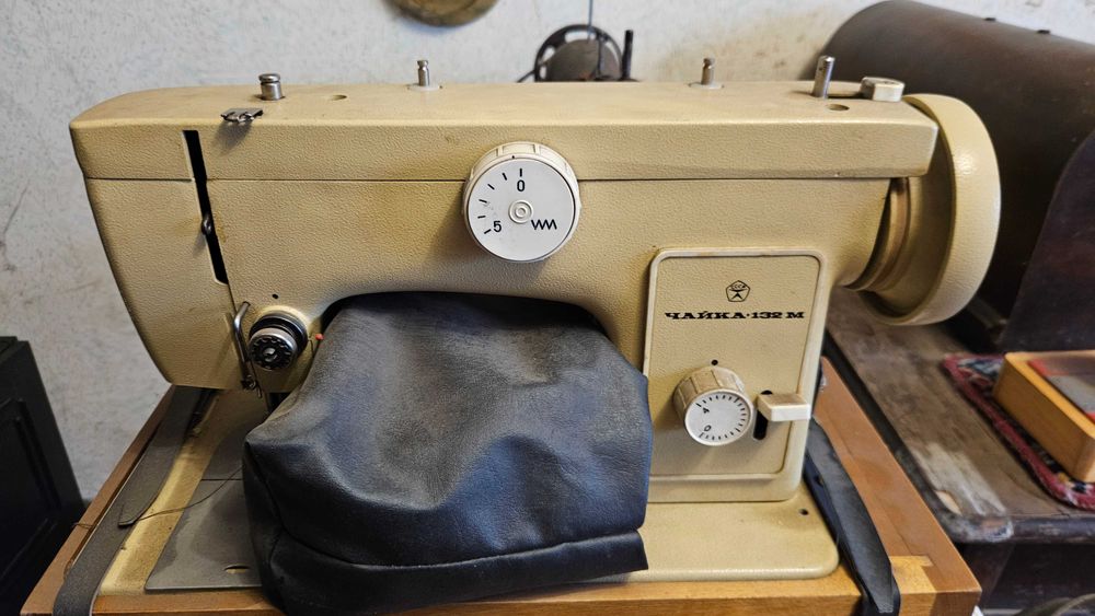 Zestaw zabytkowych maszyn do szycia – SINGER, ЧАЙКА, PRL