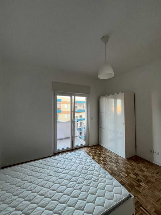 Arrenda-se apartamento T4 Laranjeiro