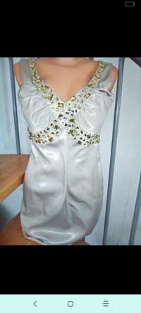 Sukienka mini z  błyszczącego materiału i mieniącymi się kamyczkami