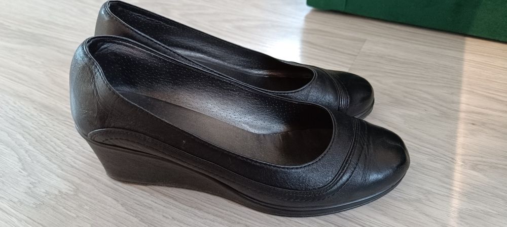 Damskie półbuty czarne niska koturna skóra