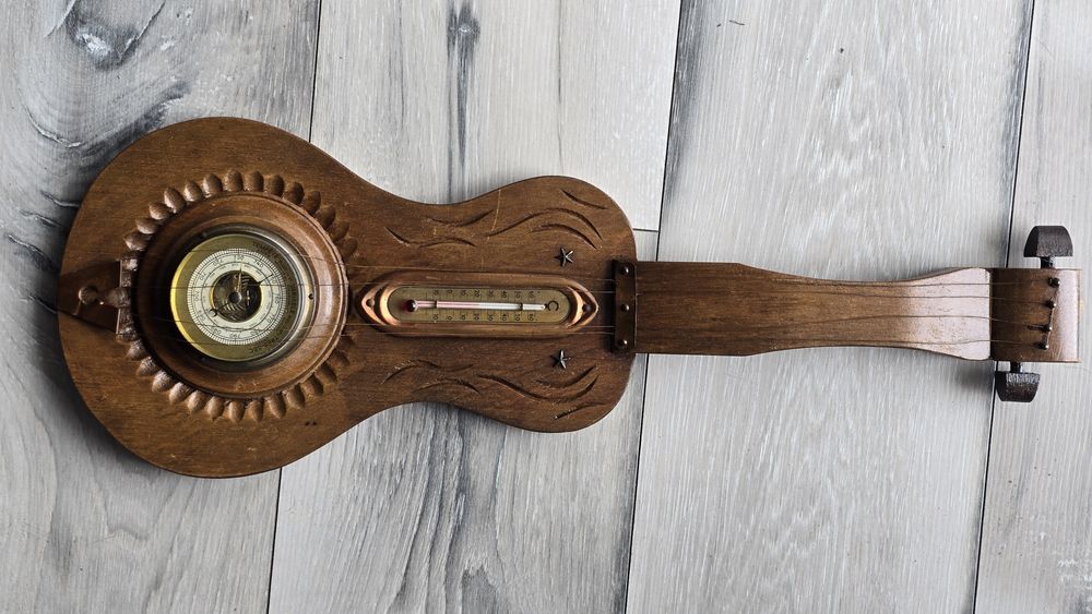 Stary barometr z termometrem