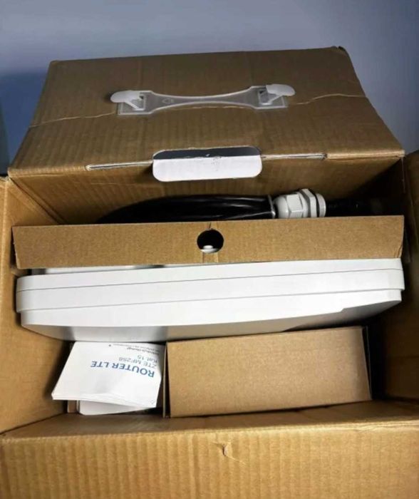 Modem wraz z anteną zewnętrzną ZTE gratis uchwyt do ściany.