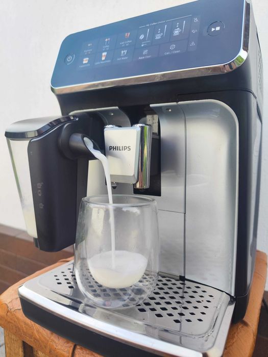 Кавомашина PHILIPS Series 3300 EP3347/90 новий молочник