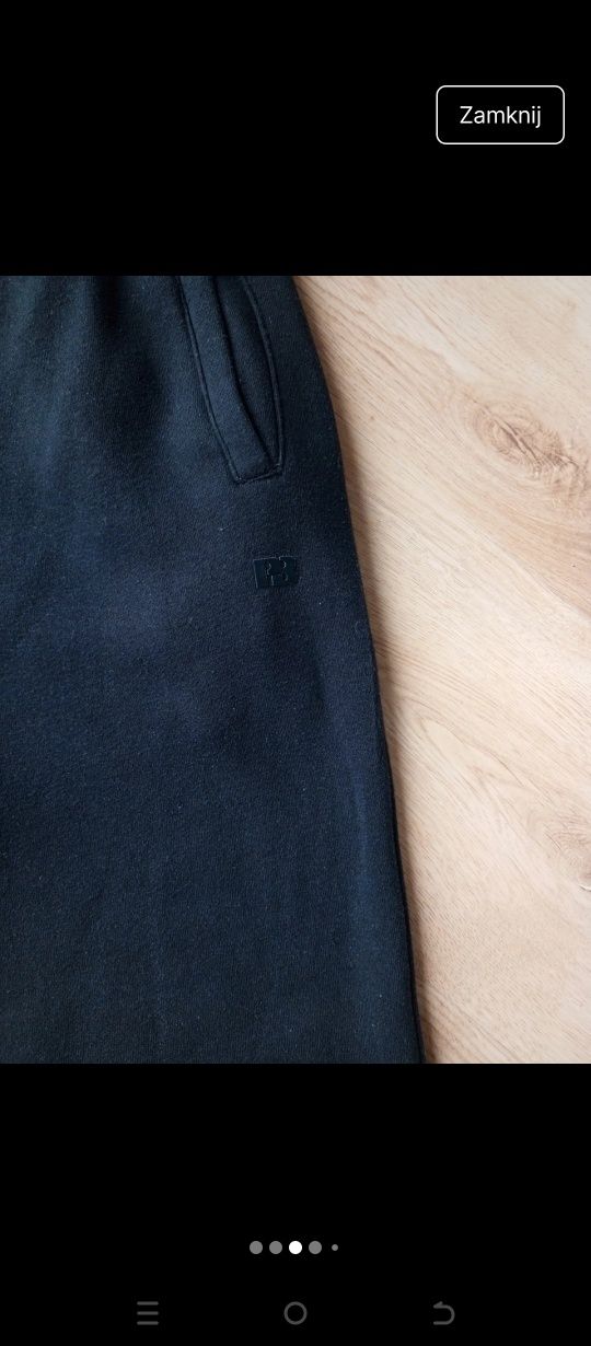 Dresowe czarne spodnie firmy Pull & Bear rozmiar S.
