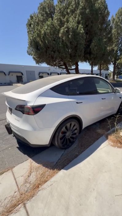 Tesla model Y 82kw dual motor Perfomance
