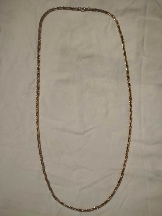Długi łańcuszek stał chromowana