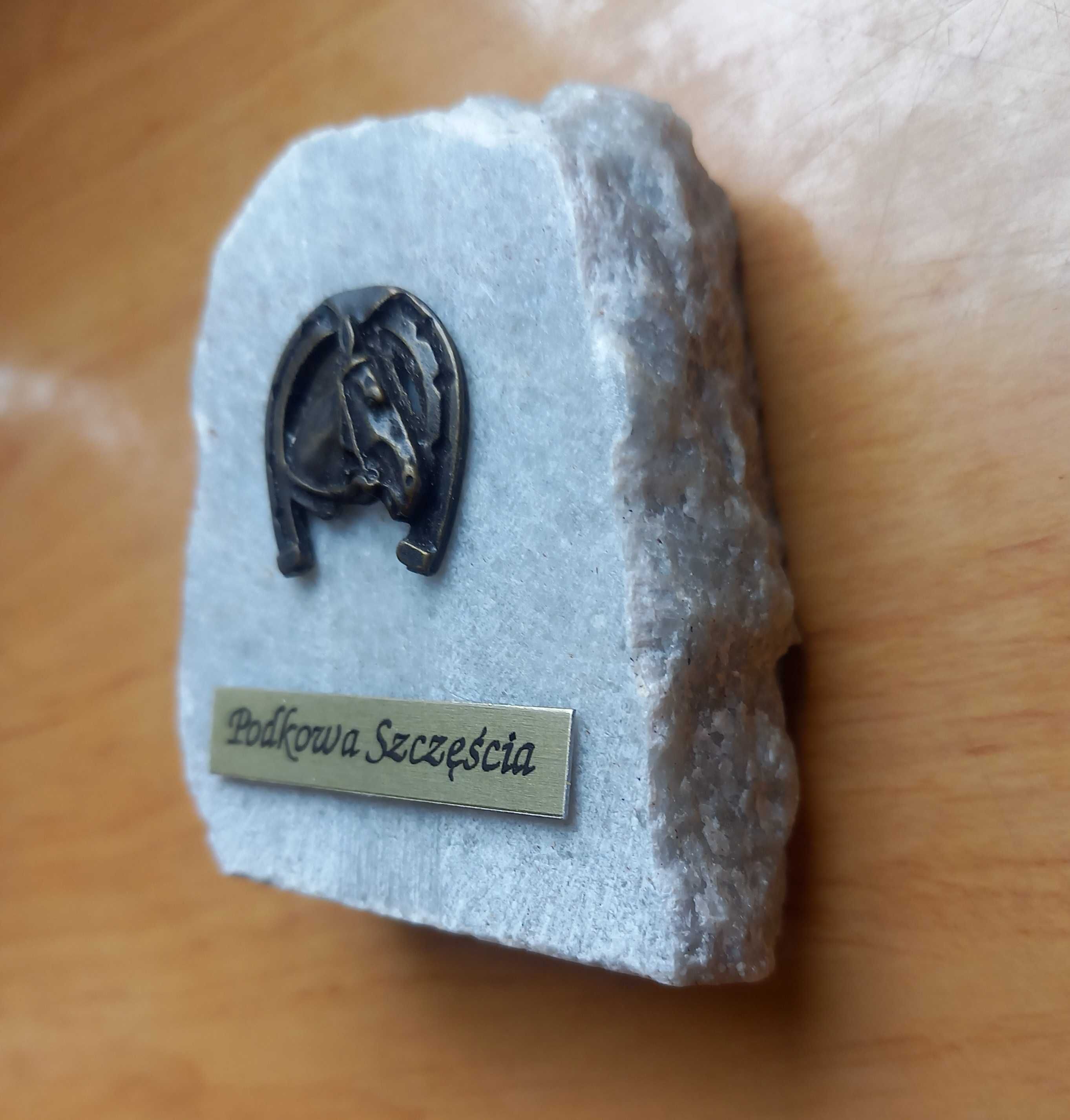 Podkowa na szczęście kamień maturzysty ósmoklasisty amulet koniarza