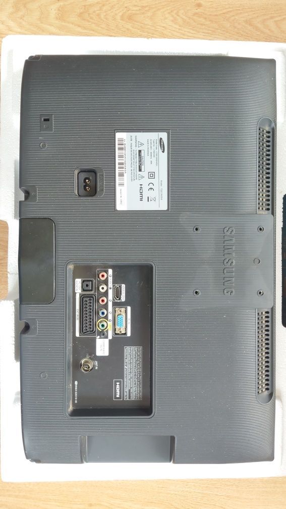 Samsung SyncMaster LT22C300 EW/EN pełen komplet plus uchwyt
1920 x 108