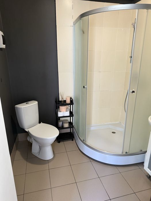 Продаю приміщення 38м2 разом з гаражем 30м2 +0.0209 га землі