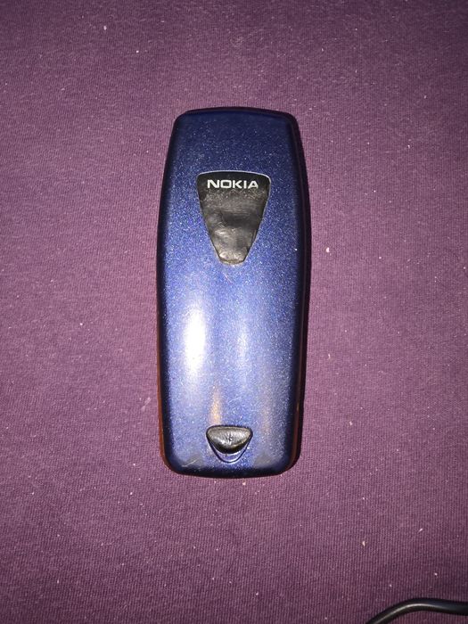 Sprzedam pierwszy kolorowy  telefon nokia  3510i z ładowarką