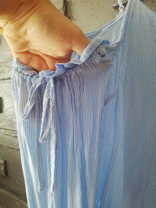 Błękitna bluzka cold shoulder