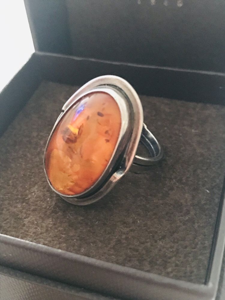 Zjawiskowy srebrny pierścionek z bursztynem-  Próba 925