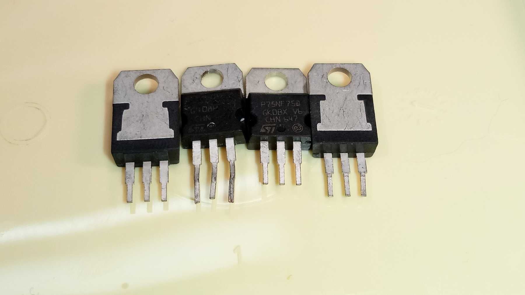 Польовий транзистор IRF3205.