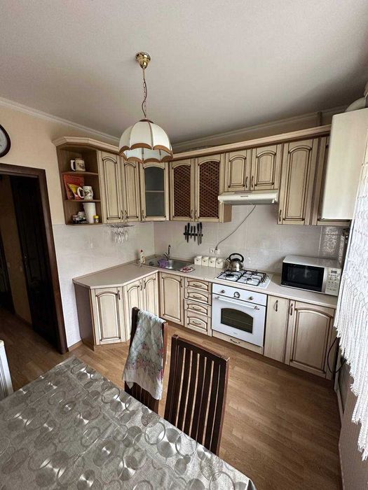 Продається 3-кімнатна квартира по вул. Івана-Павла ІІ, район каскад