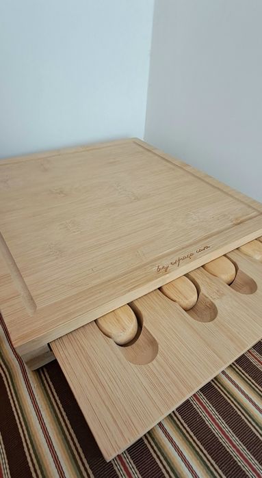 Tábua para queijo em bambu com 4 facas