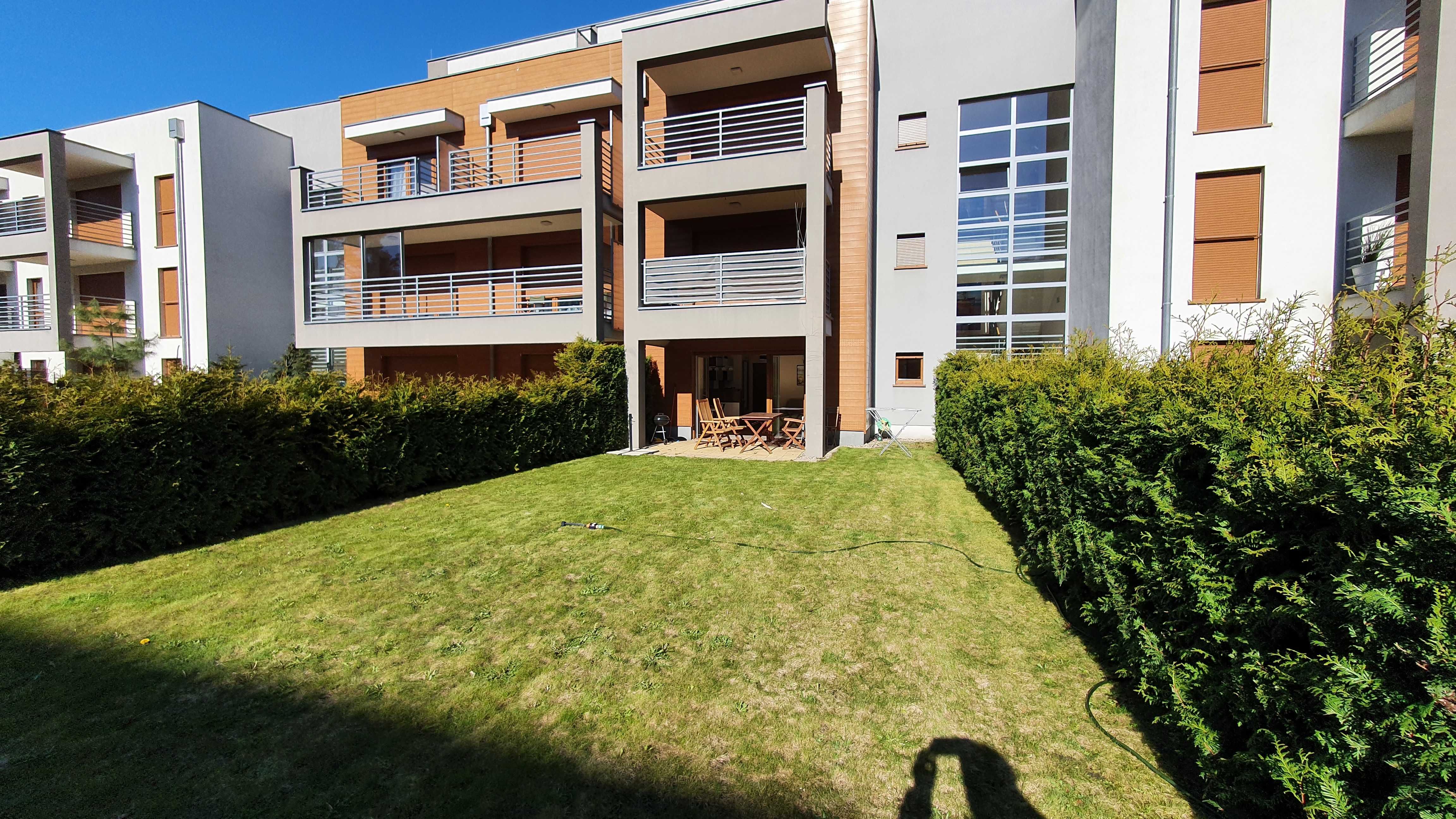 APARTAMENT NAD MORZEM 2-po. z ogrodem i parkingiem.