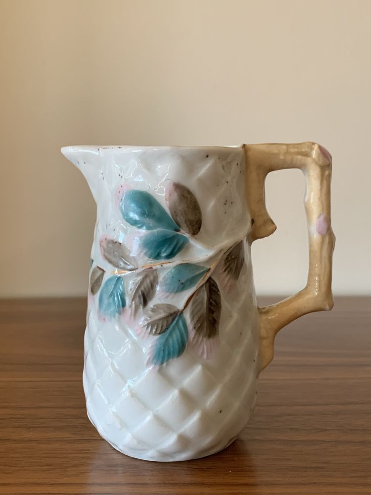 Leiteira em porcelana, início do séc XX. Decoração relevada