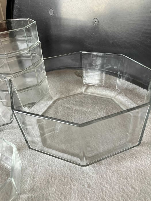 Taça grande de vidro com 6 taças mais pequenas
10 €