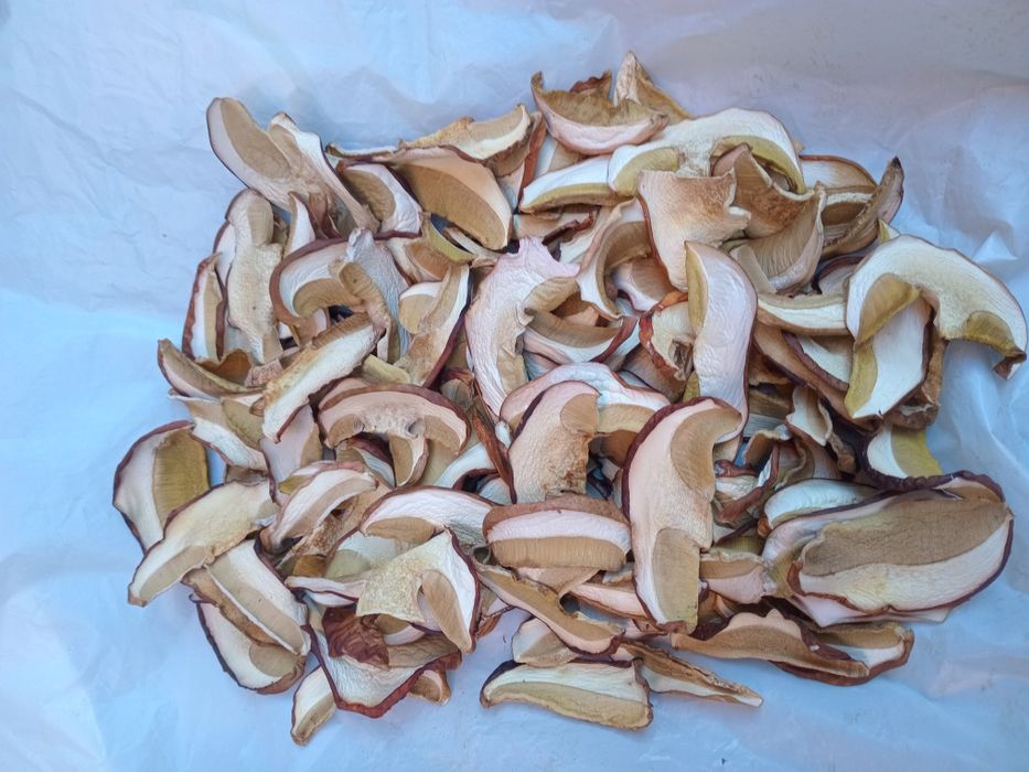 Сушені різані шапочки молоденьких білих грибів.