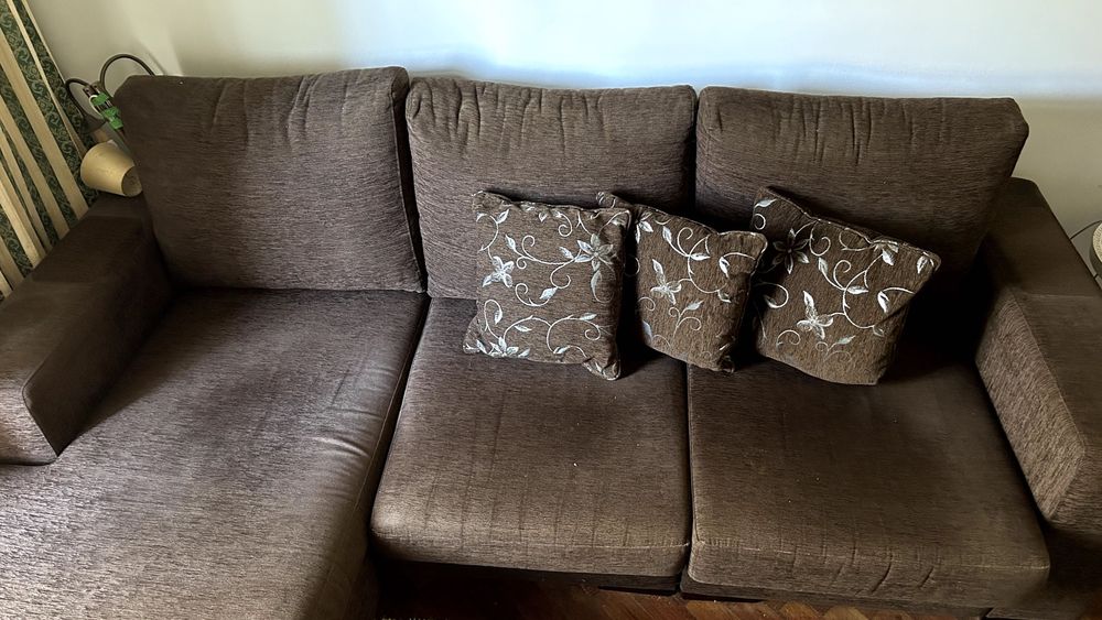 Sofá castanho com chaise longue