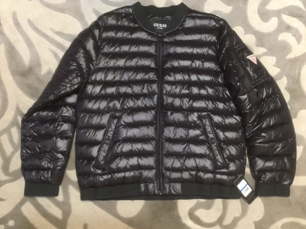 Легкий пуховик ,бомбер Guess. Размер  XL