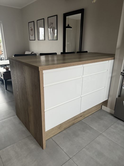 Wyspa kuchenna z krzesłami