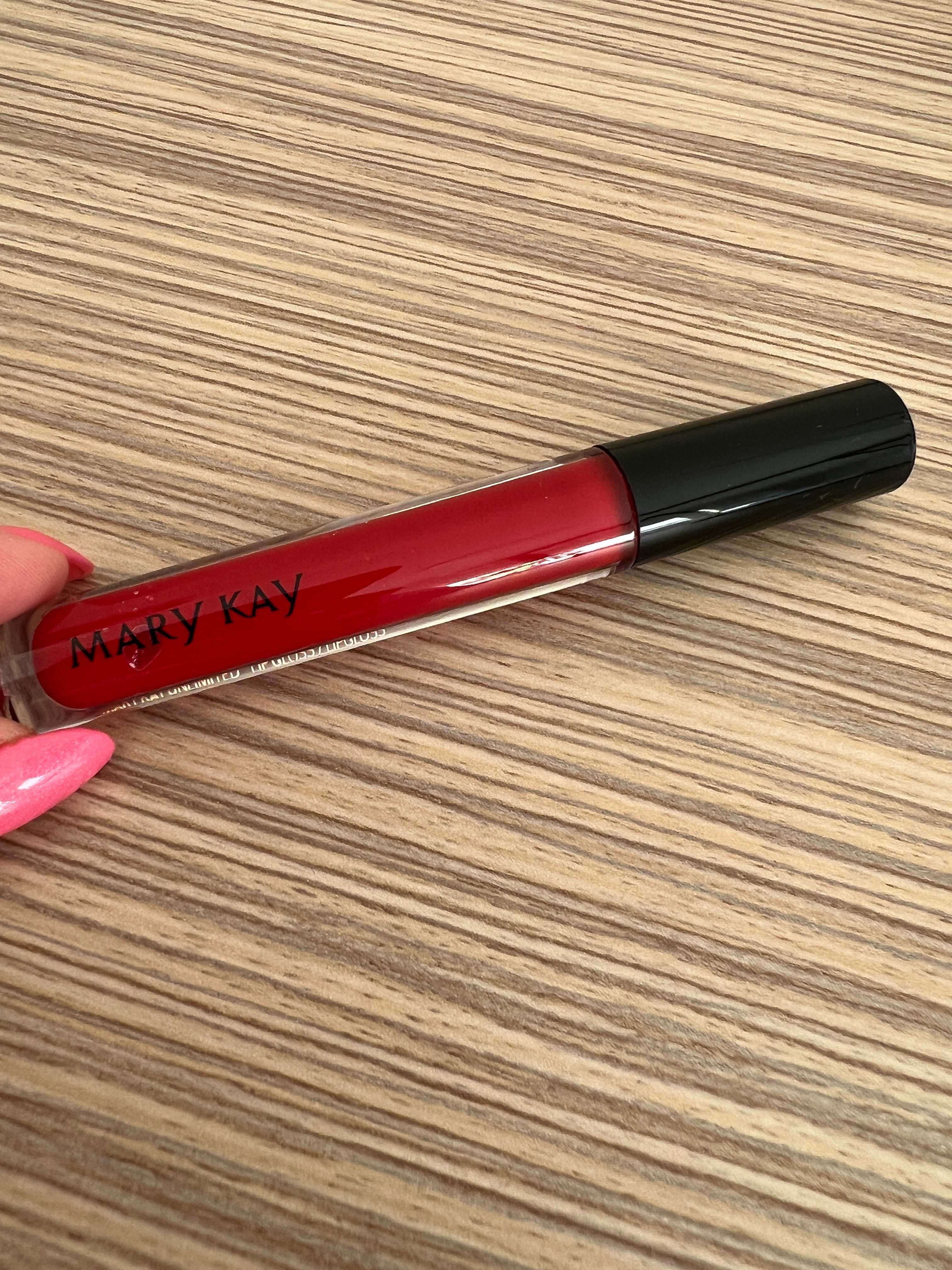 Nawilżający UltraBłyszczyk Unlimited kolor Iconic Red Mary Kay