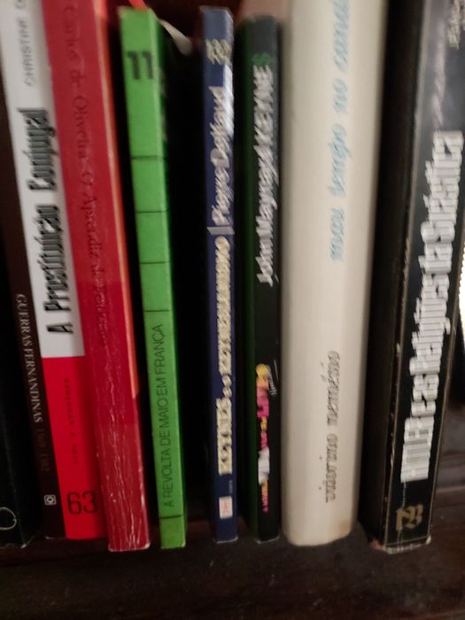 10 livros novos. Bons temas.foto.Tudo bom.