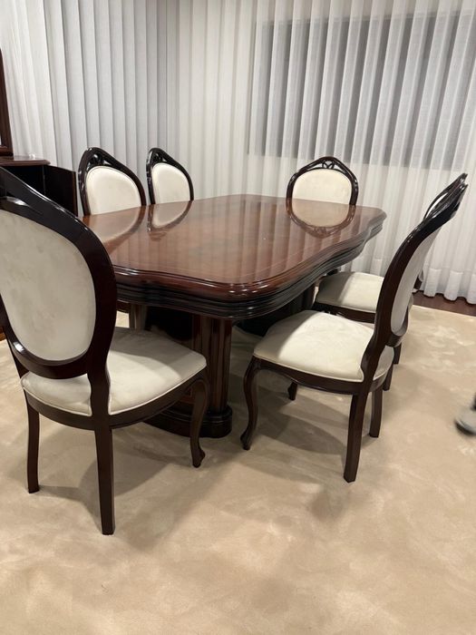 Mesa e cadeiras em veludo
