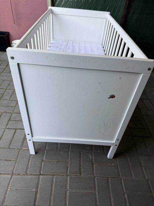 Białe Drewniane Łóżeczko Niemowlęce