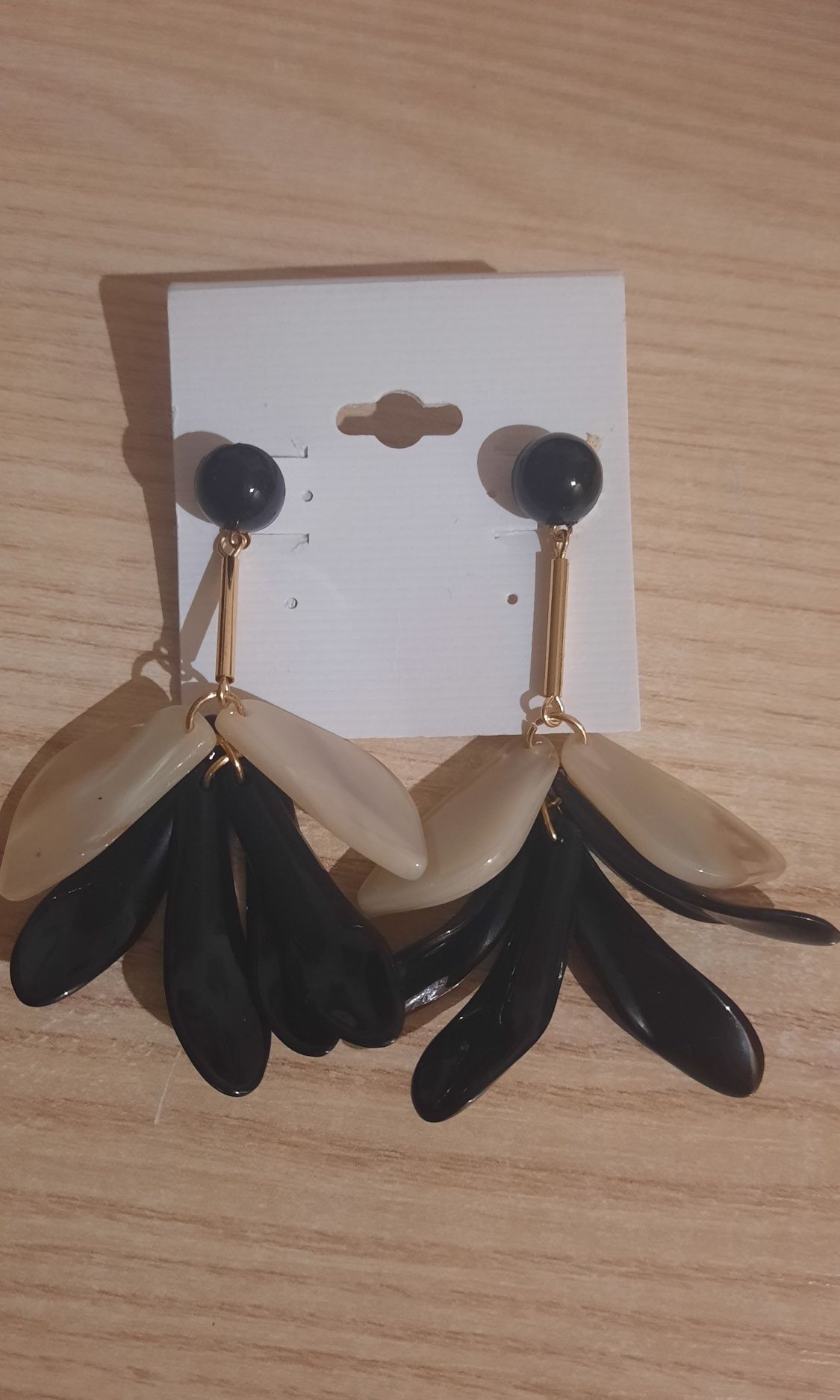 Kolczyki wiszące płatki akrylowe czarno perłowe