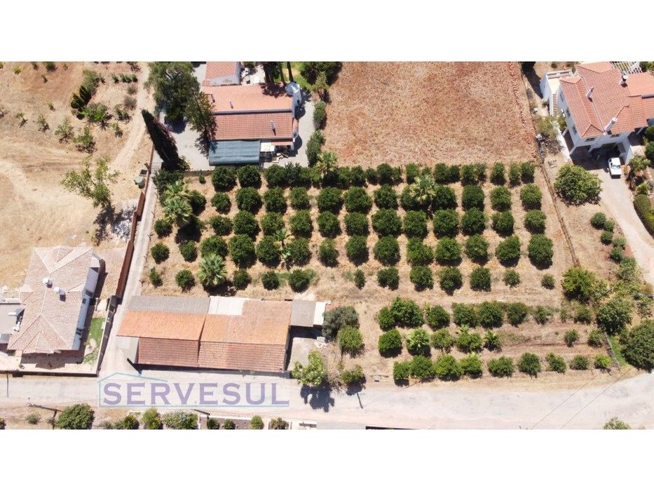 Lote de terreno com 3150 m2, em zona urbana e com um Armazém para r...