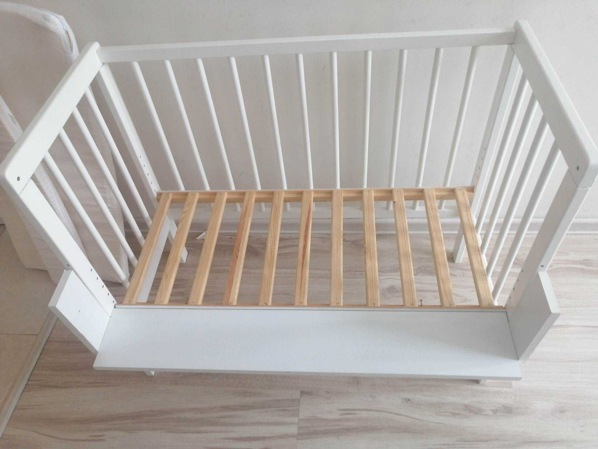Drewniana, niemowlęca dostawka do łóżka z materacem