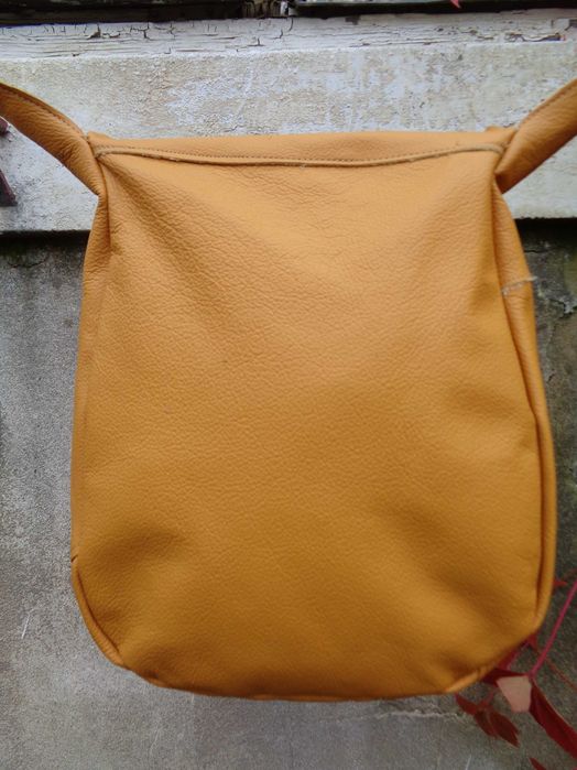 Artystyczna skórzana torebka z pszczołą. Handmade