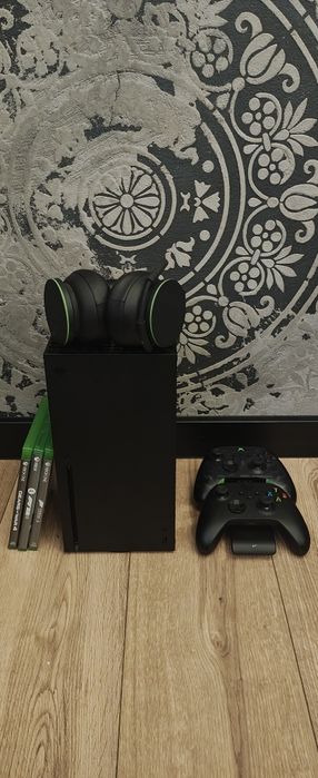 Xbox series X 1TB plus 2 pady i słuchawki, ładowarka 3gry