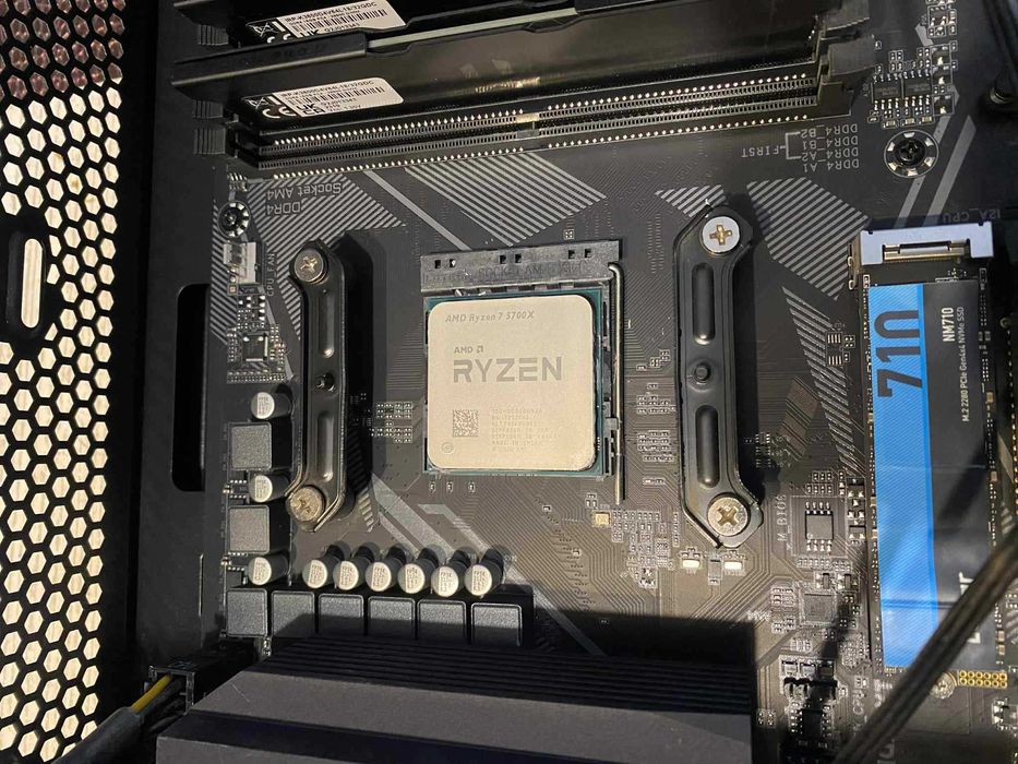 AMD Ryzen 7 5700x AMD 6650 XT AROUS B 550M