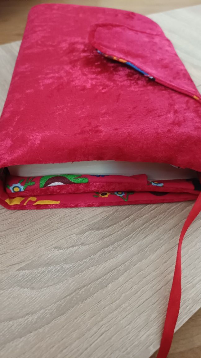 Czerwone etui na książkę