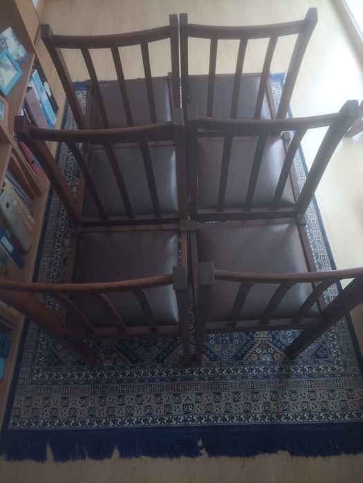 6 cadeiras em madeira com assento almofadado