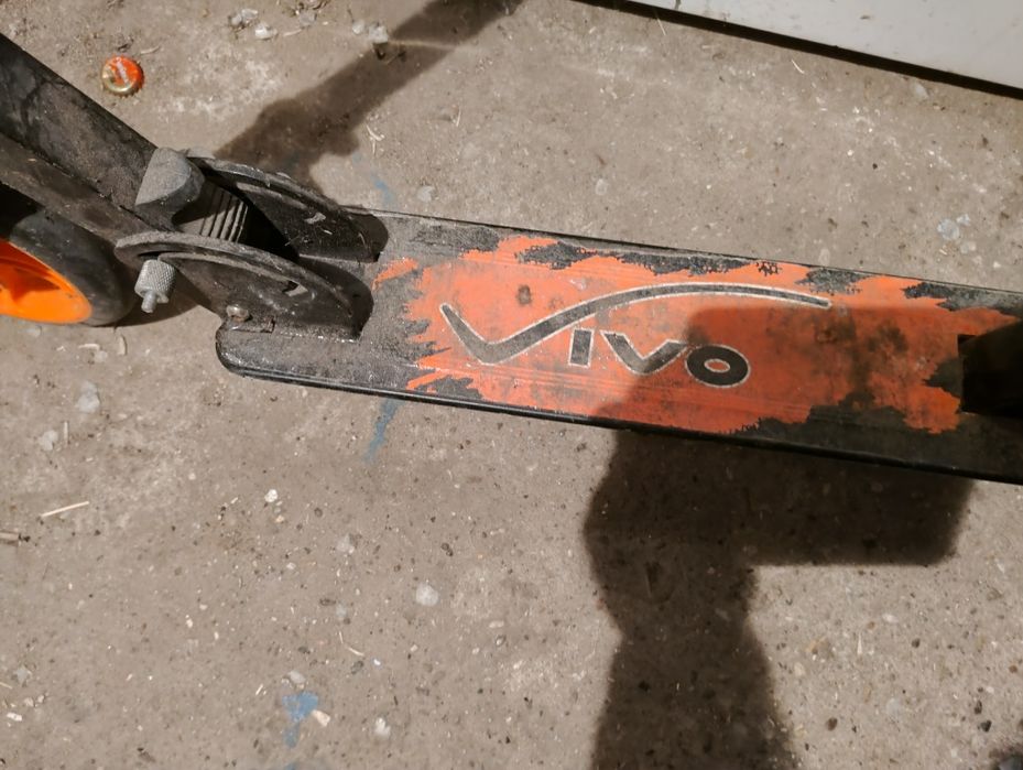 Hulajnoga  na dużych kółkach.