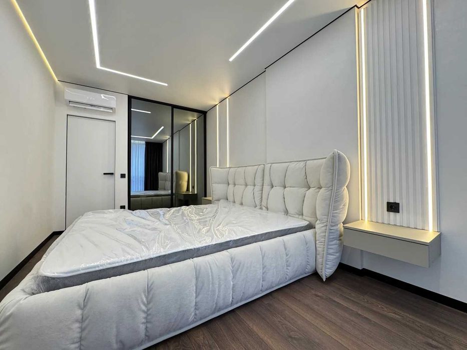 Сучасна двокімнатна в центрі