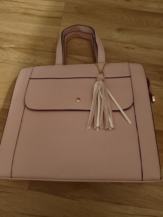 Nowa torebka na ramię z frędzlem w kolorze pudrowym