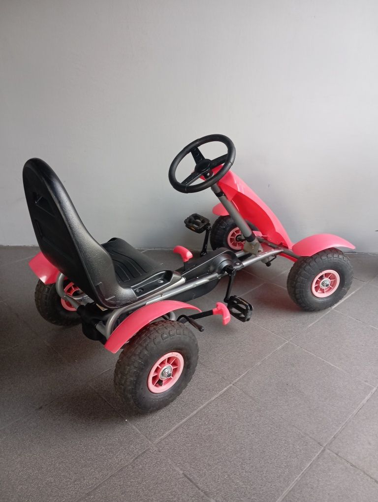 Gokart dziecięcy na pedały.