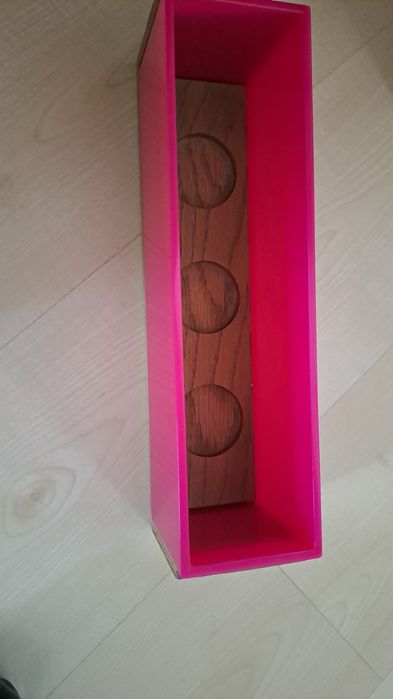 Porta velas com base em madeira e laterais em acrilico rosa