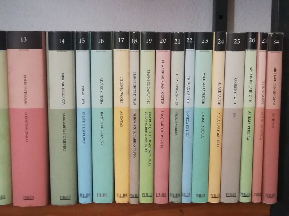 Coleção de vários títulos de literatura.