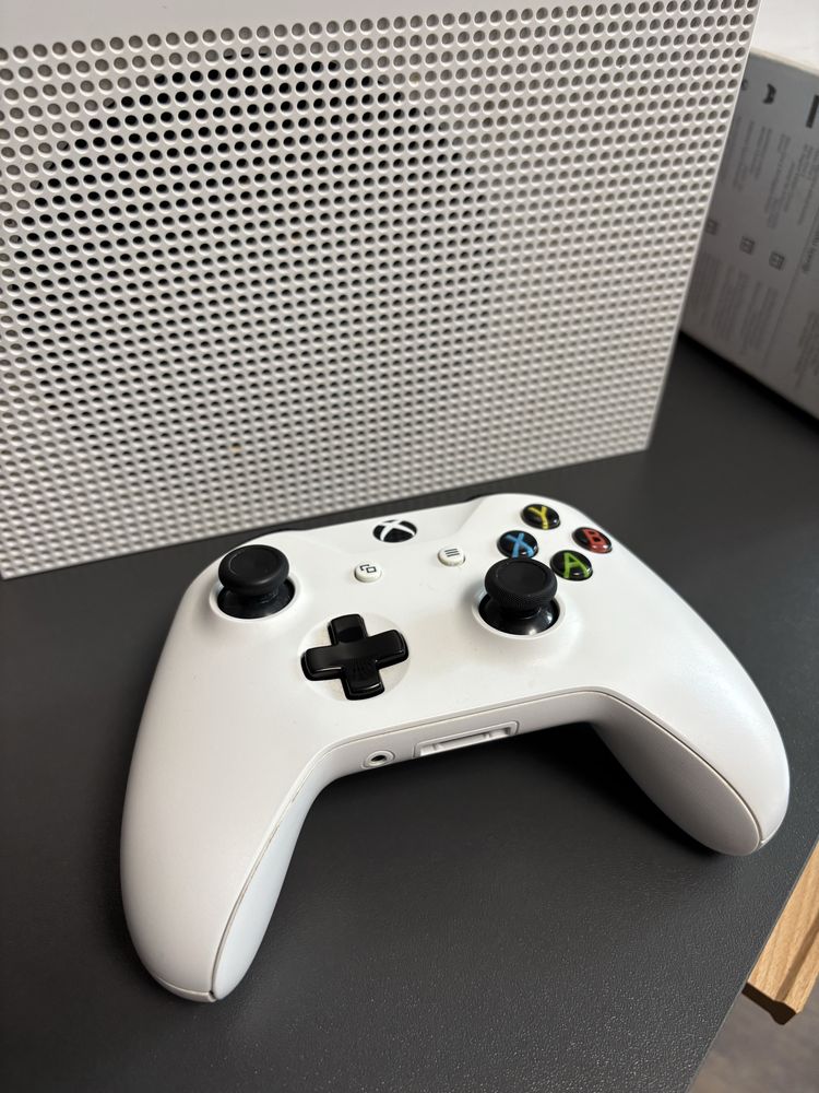 Продам Xbox one S 1 tb и геймпады отдельно