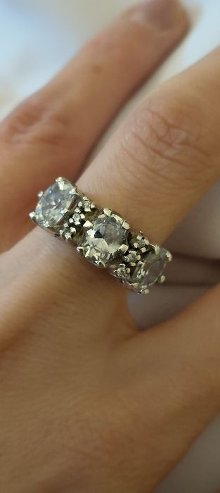 Anel em prata com zircoes