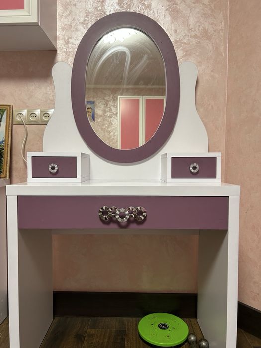 Косметичний столик